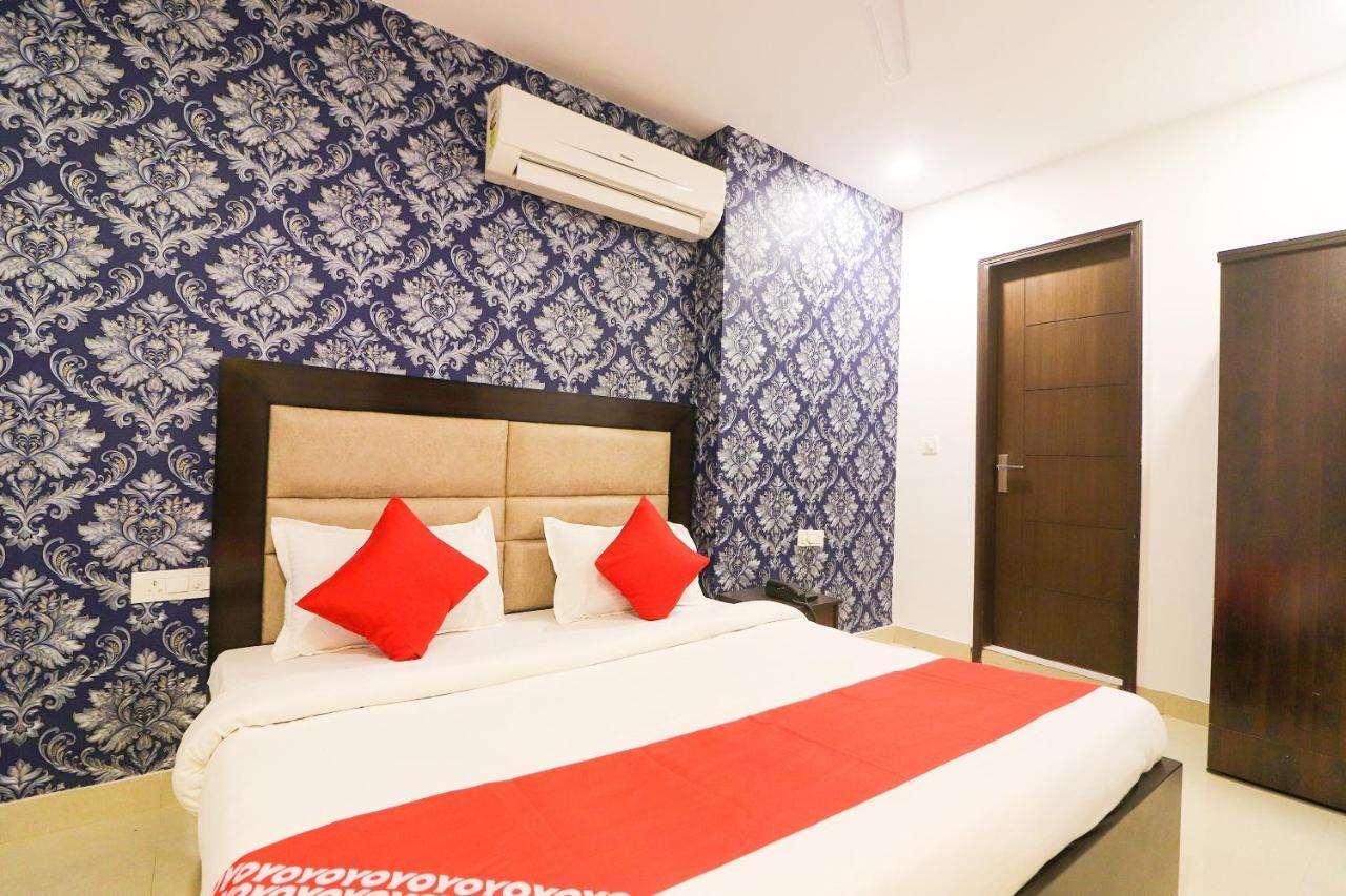 Oyo 63841 White Orchid Hotel Indraprastha Buitenkant foto