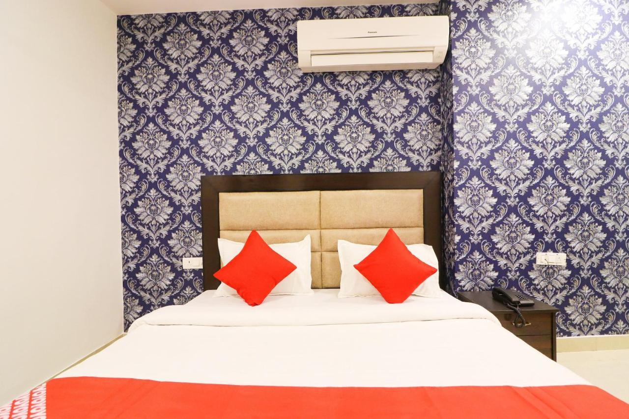 Oyo 63841 White Orchid Hotel Indraprastha Buitenkant foto