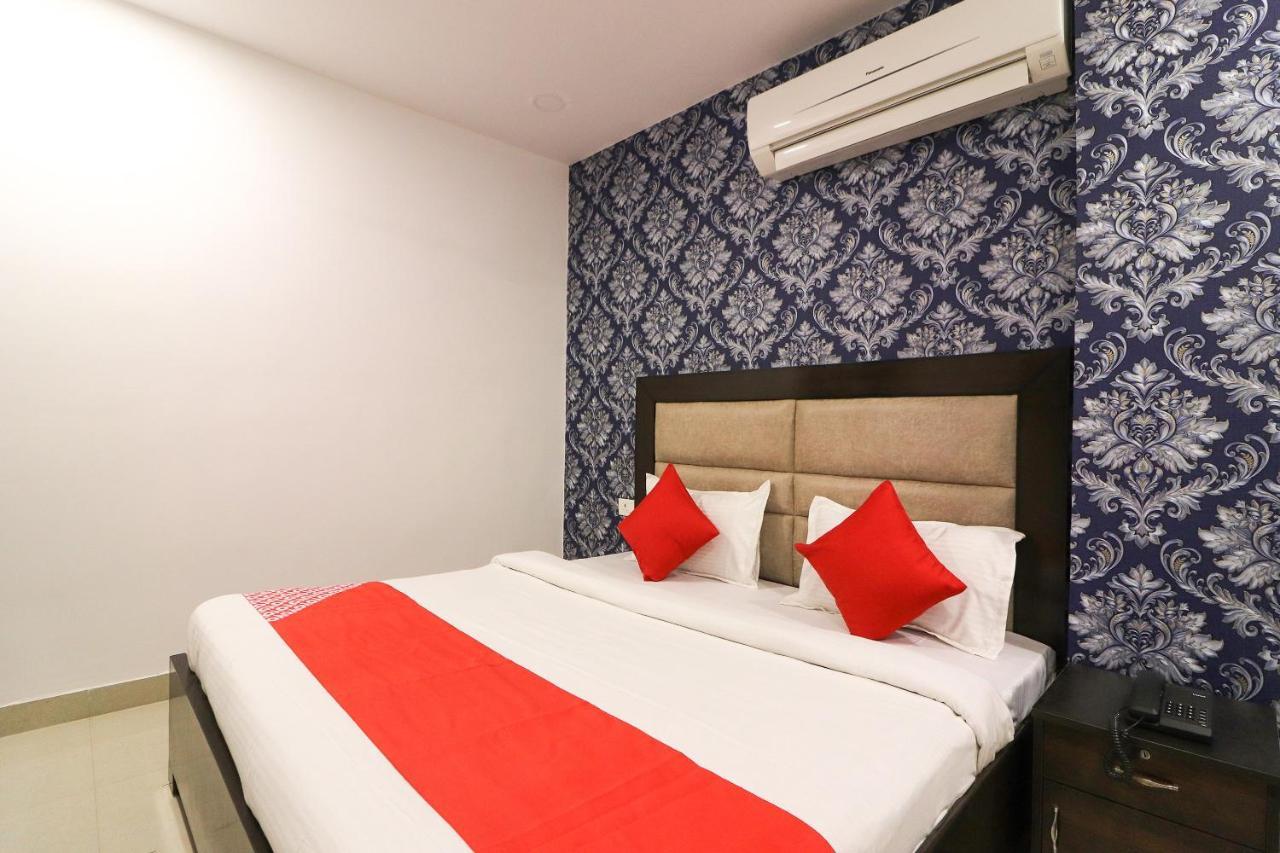 Oyo 63841 White Orchid Hotel Indraprastha Buitenkant foto