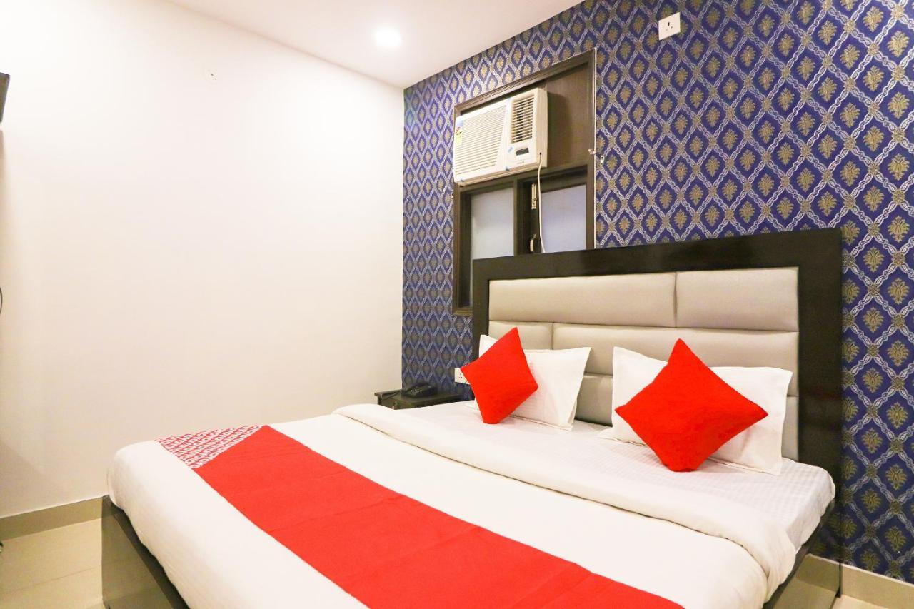 Oyo 63841 White Orchid Hotel Indraprastha Buitenkant foto
