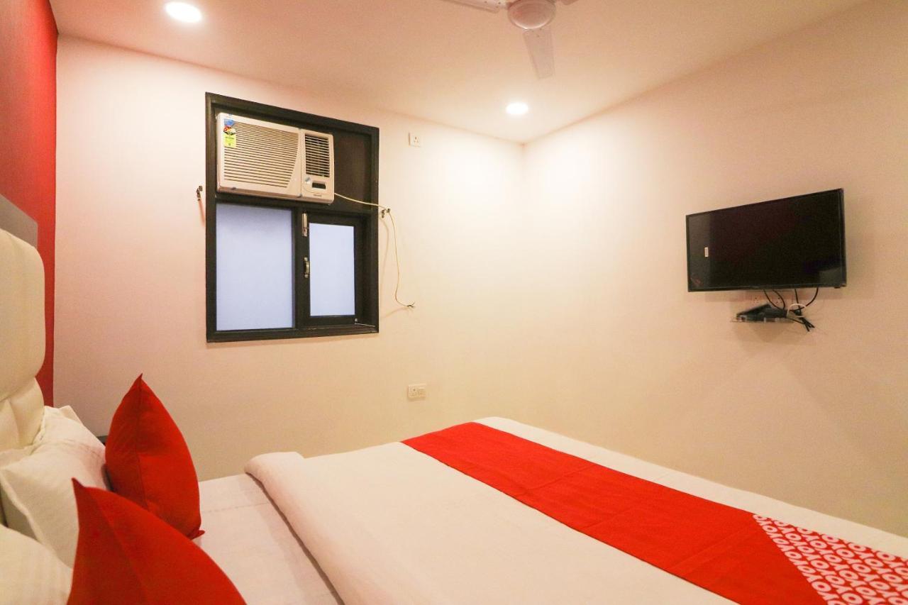 Oyo 63841 White Orchid Hotel Indraprastha Buitenkant foto