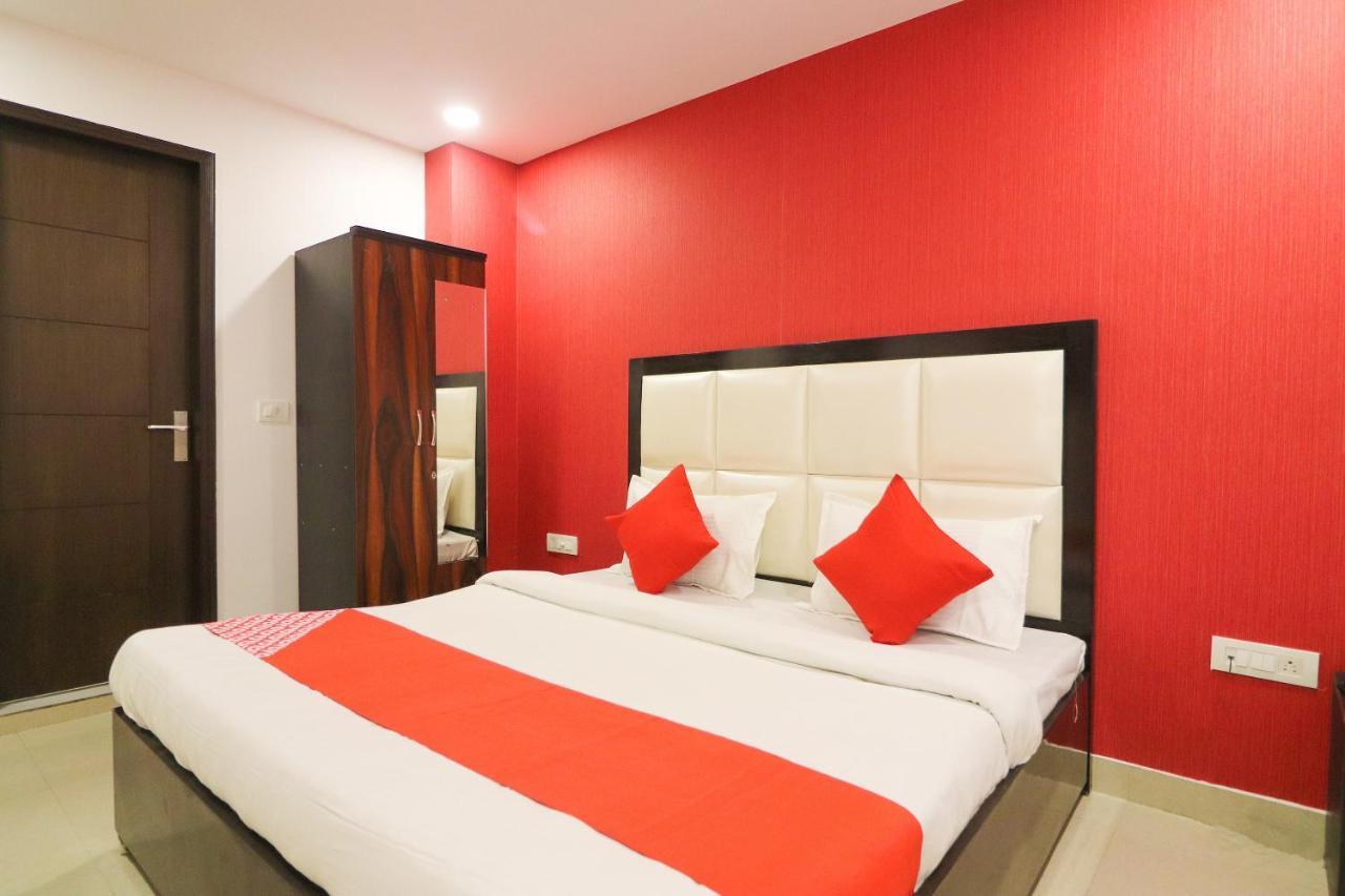 Oyo 63841 White Orchid Hotel Indraprastha Buitenkant foto