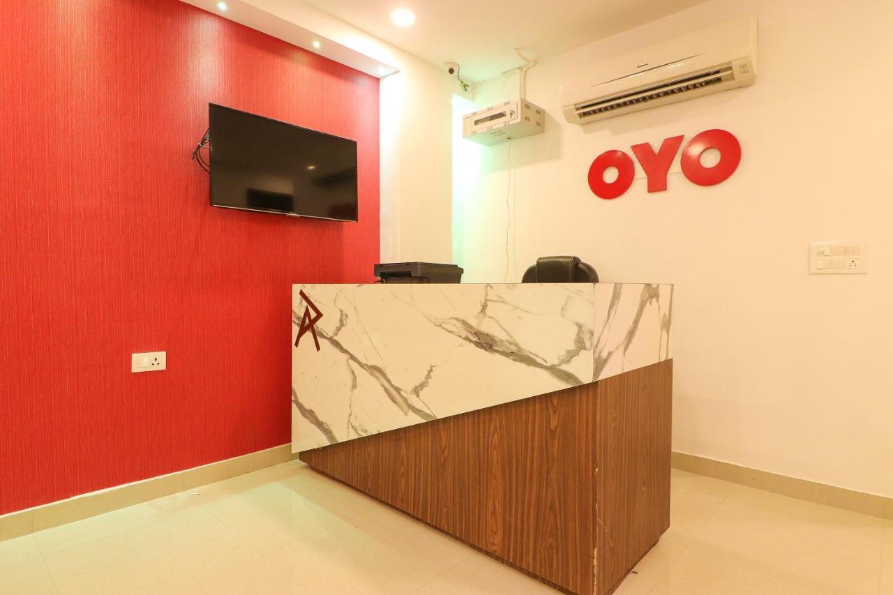 Oyo 63841 White Orchid Hotel Indraprastha Buitenkant foto