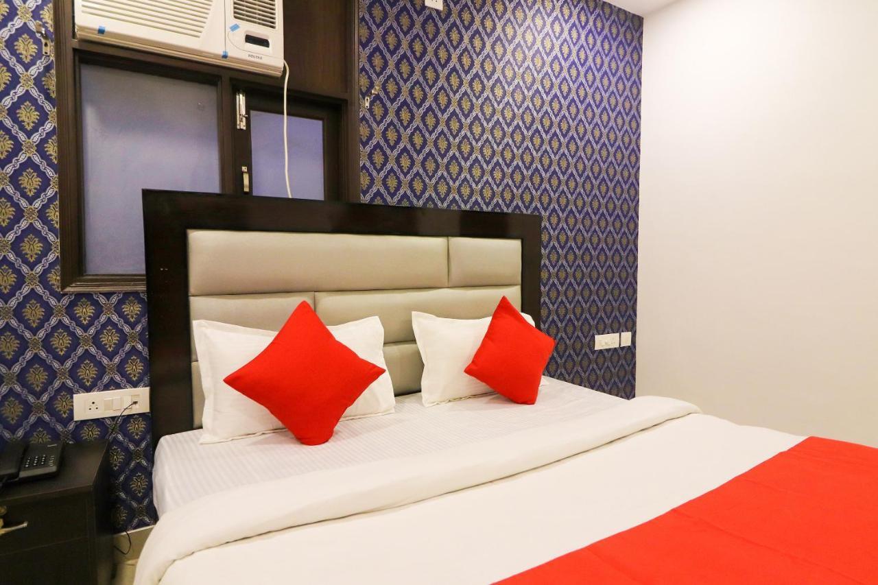 Oyo 63841 White Orchid Hotel Indraprastha Buitenkant foto