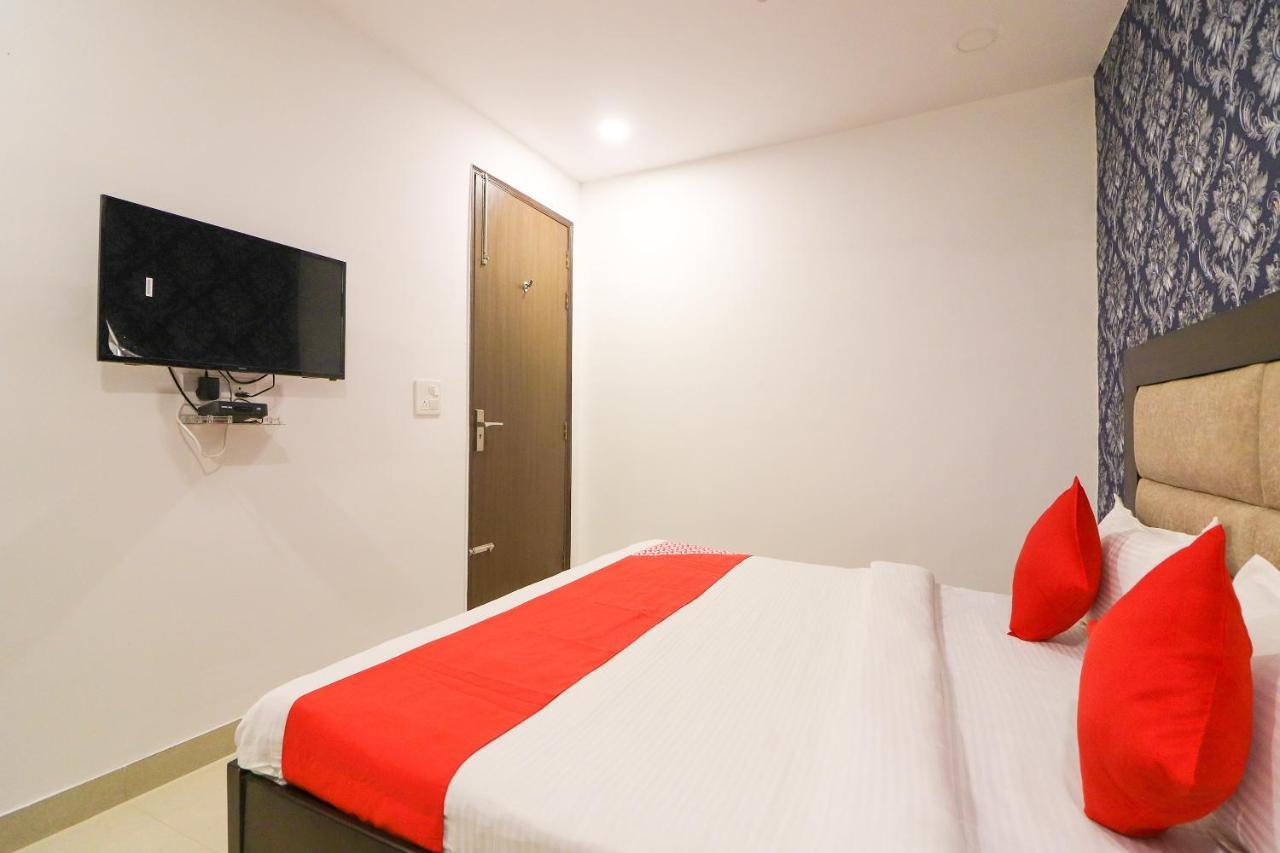 Oyo 63841 White Orchid Hotel Indraprastha Buitenkant foto