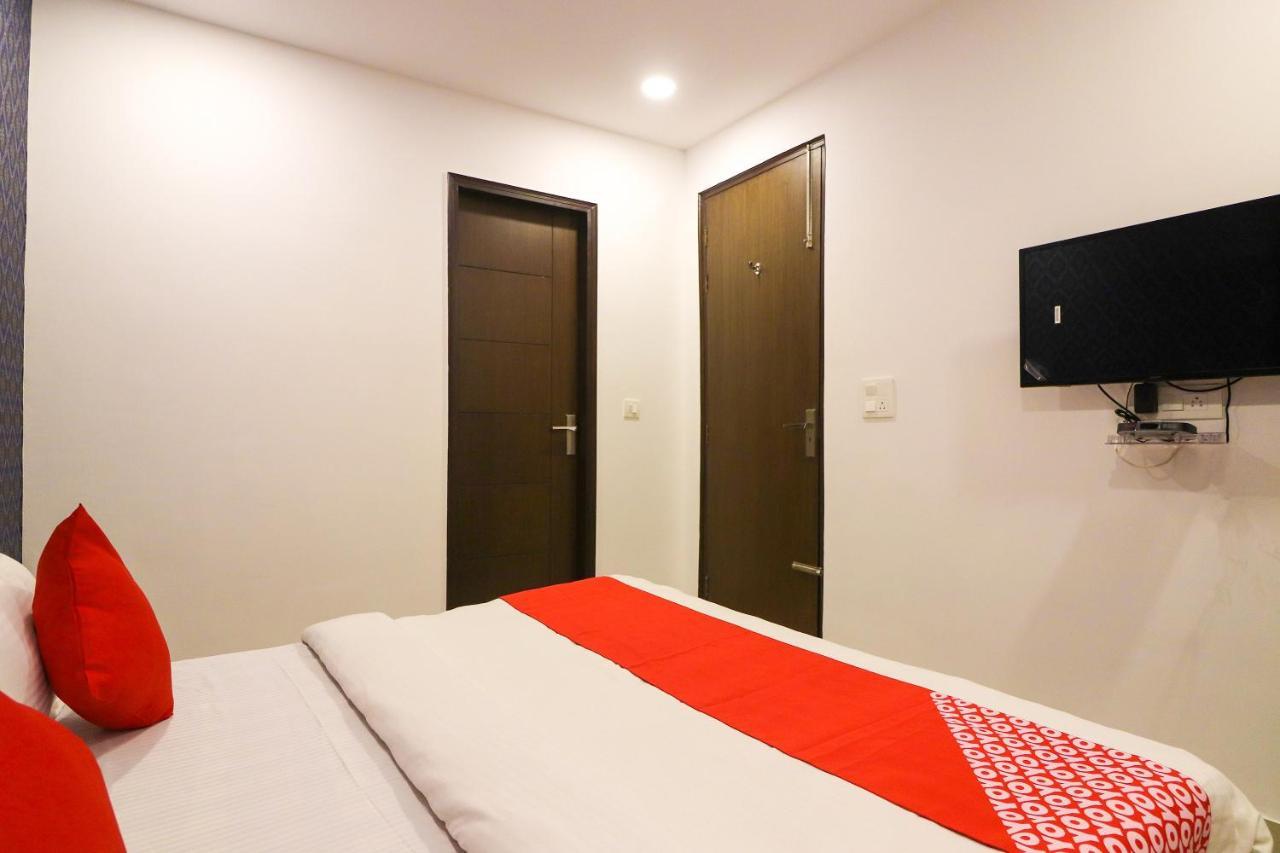Oyo 63841 White Orchid Hotel Indraprastha Buitenkant foto