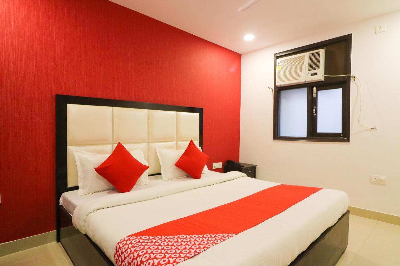 Oyo 63841 White Orchid Hotel Indraprastha Buitenkant foto